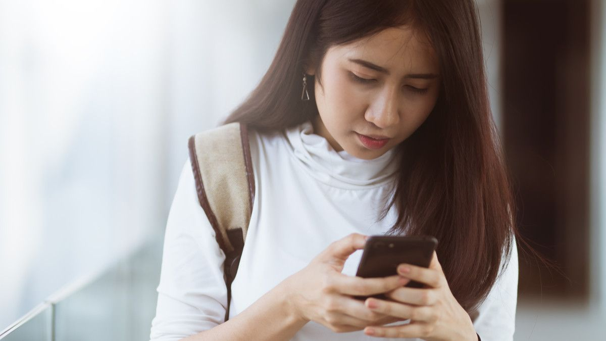 Menunduk Terus Saat Main HP? Kenali Bahaya ‘Text Neck’ yang Diam-Diam Mengintai